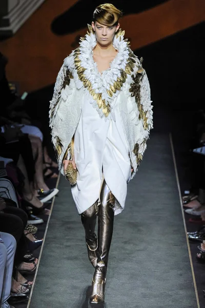 Look 32
